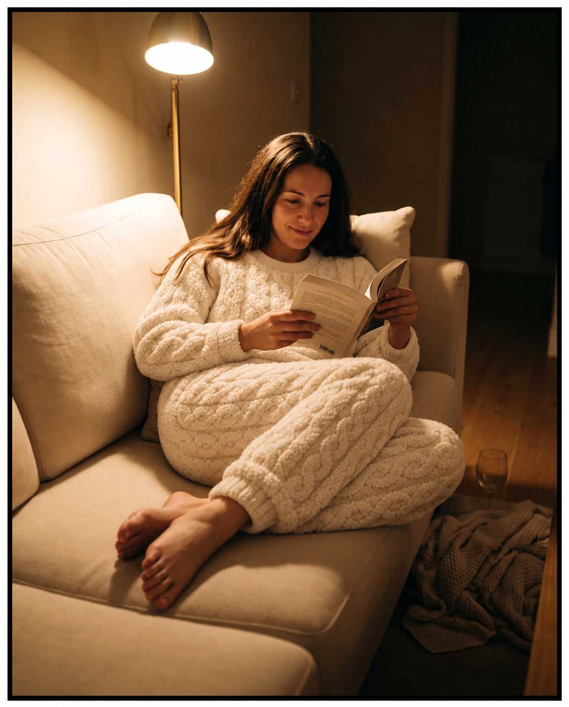 Frau im ThePJama Set beim Lesen