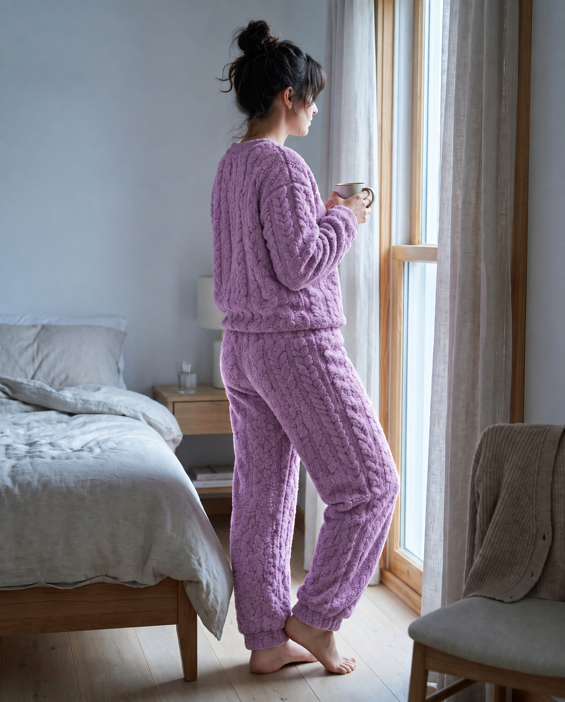 Frau im ThePJama Set am Fenster