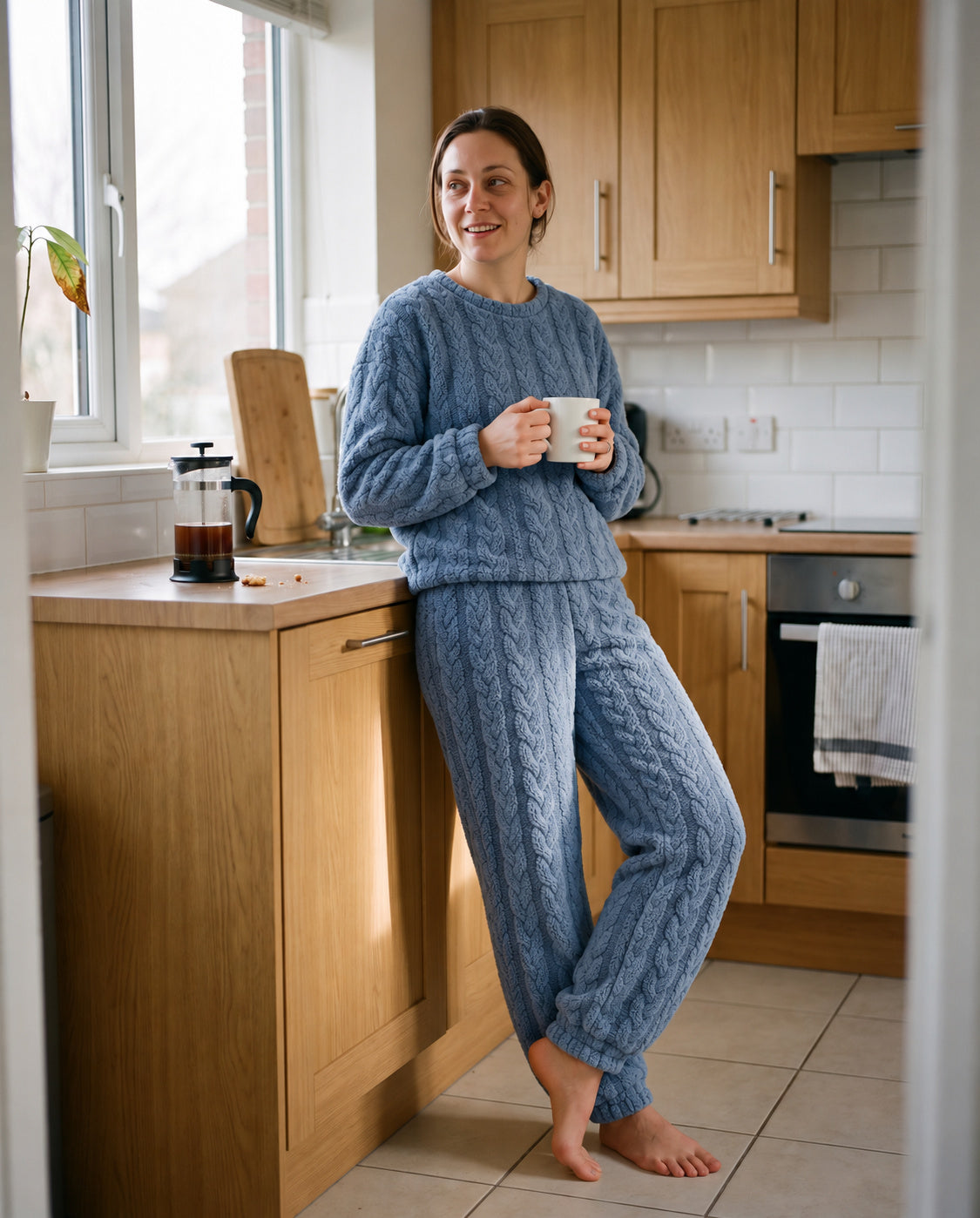 Frau im ThePJama Kuschelset am Morgen